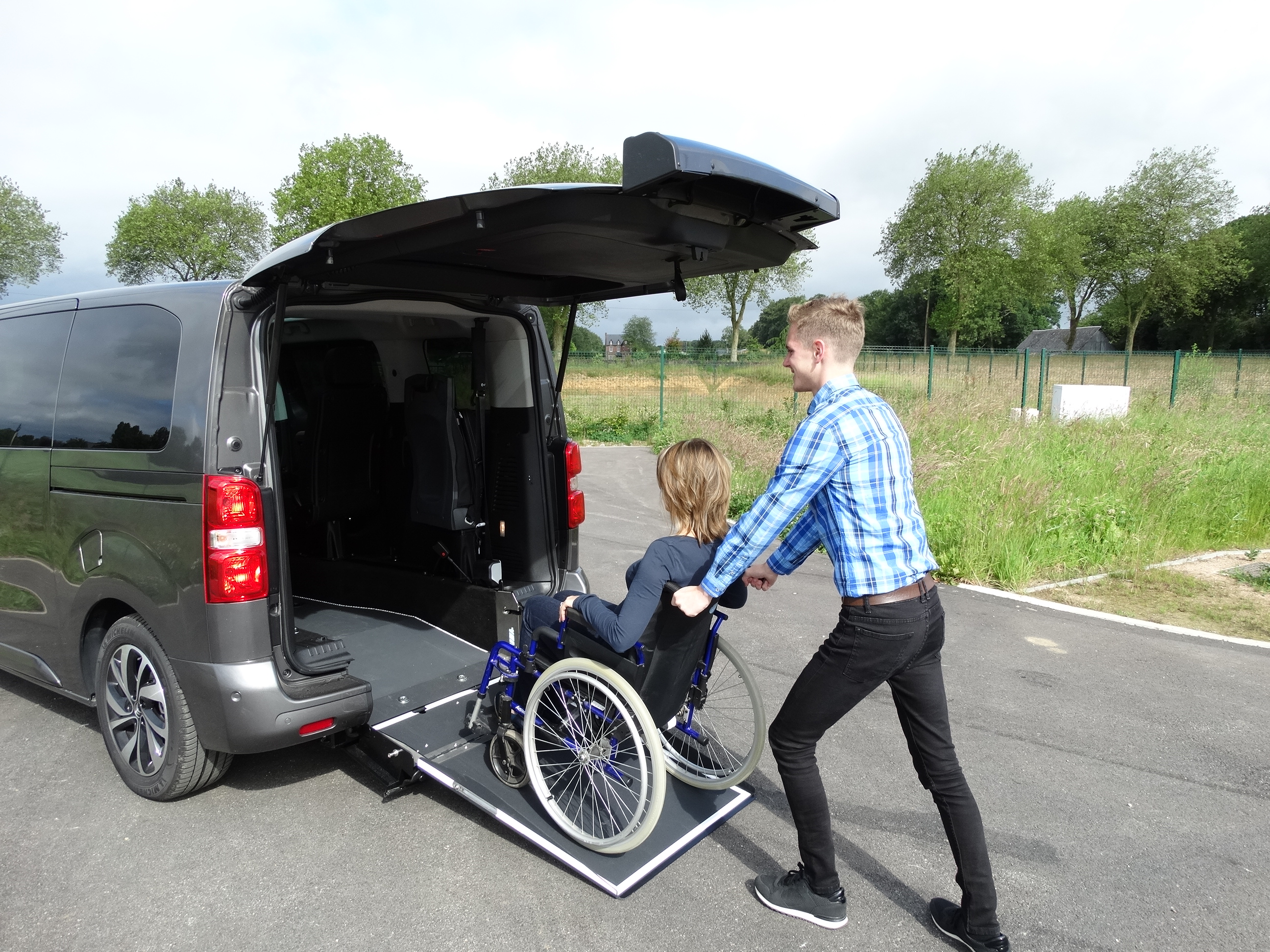 Marchepied électrique transport personnes mobilité réduite